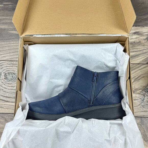 NIB Clarks Cloudsteppers Sillian 2.0 Rise 7M Navy Comfort Booties Ankle Boots - Picture 8 of 10